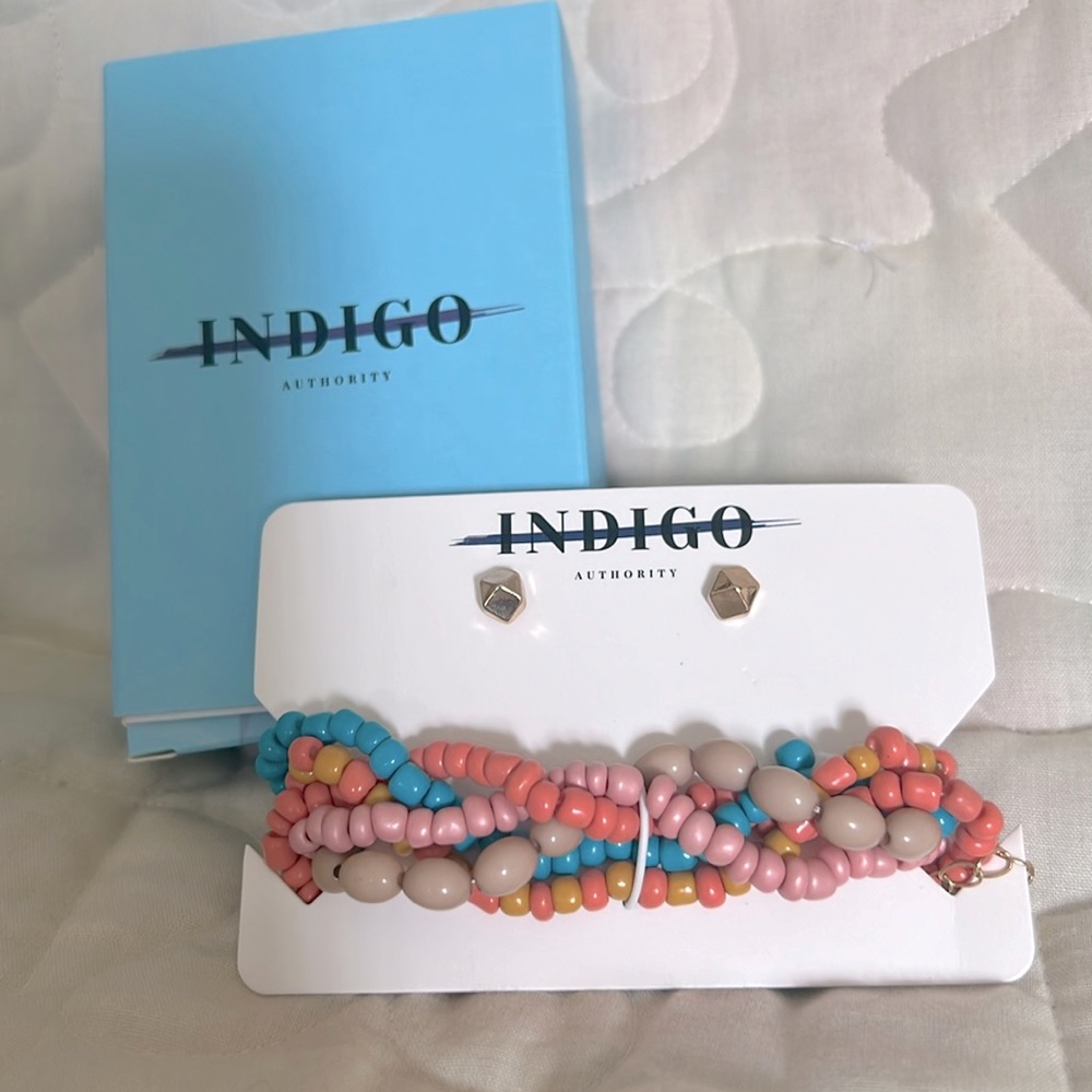 INDIGO AUTHORITY. BRACELET AND EARRING SET.